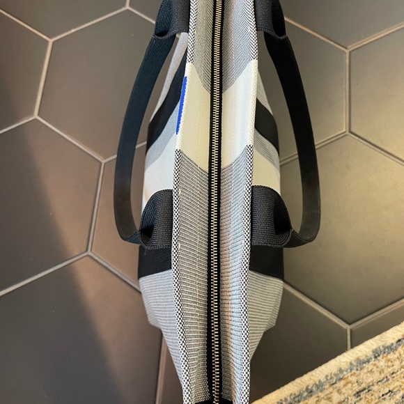 Rothy’s Essential Tote in Grey Mist - Picture 5 of 6